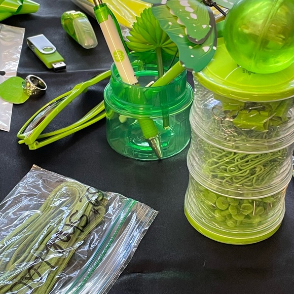 ❗5 For $2️⃣5️⃣ Bundle Sale❗️LIME-YELLOW-GREEN💚NO-MYSTERY💚BOX FULL OF MIXED ITEMS - Picture 6 of 16